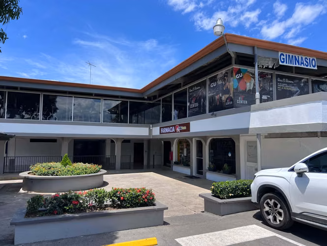 Se vende Centro Comercial en Turrucares