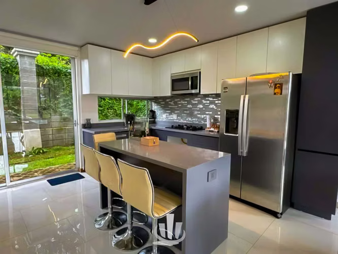 Casa moderna en condominio en Tres Ríos con amenidades y financiamiento
