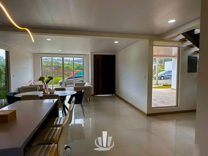 Casa moderna en condominio en Tres Ríos con amenidades y financiamiento
