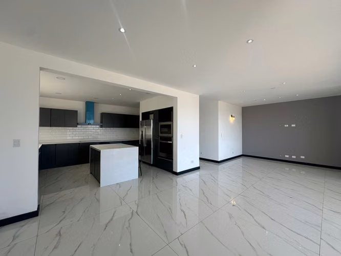 VENTA Y ALQUILER DE CASA EN CONDOMINIO 2370 CON VISTA
