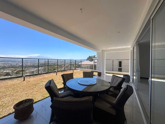 VENTA Y ALQUILER DE CASA EN CONDOMINIO 2370 CON VISTA