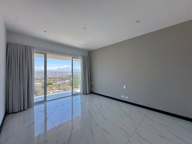 VENTA Y ALQUILER DE CASA EN CONDOMINIO 2370 CON VISTA