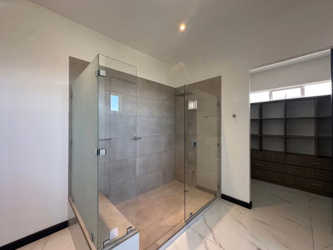 VENTA Y ALQUILER DE CASA EN CONDOMINIO 2370 CON VISTA