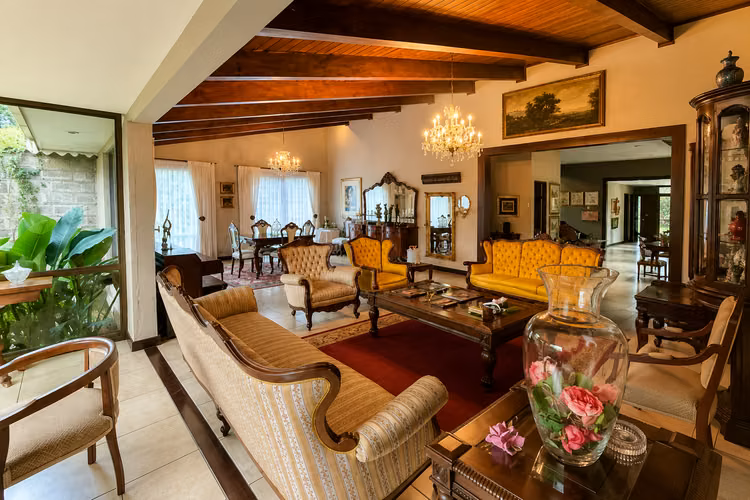 Casa Esquinera en Nunciatura | 840 m² | Uso Mixto e Inversión
