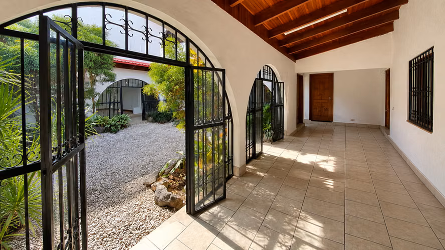 Casa Comercial en Alquiler | Boulevard de Rohrmoser | 615.78 m² de Construcción | 11 Hab