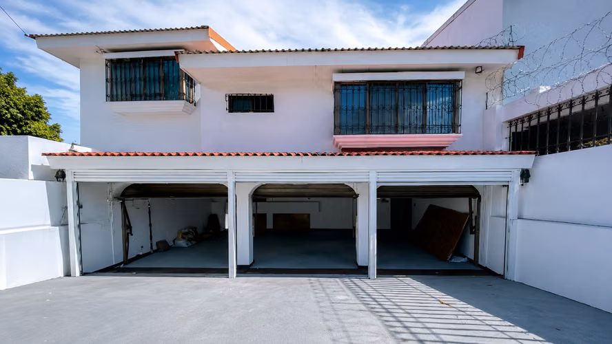 Casa Comercial en Alquiler | Boulevard de Rohrmoser | 615.78 m² de Construcción | 11 Hab - Imagen 2