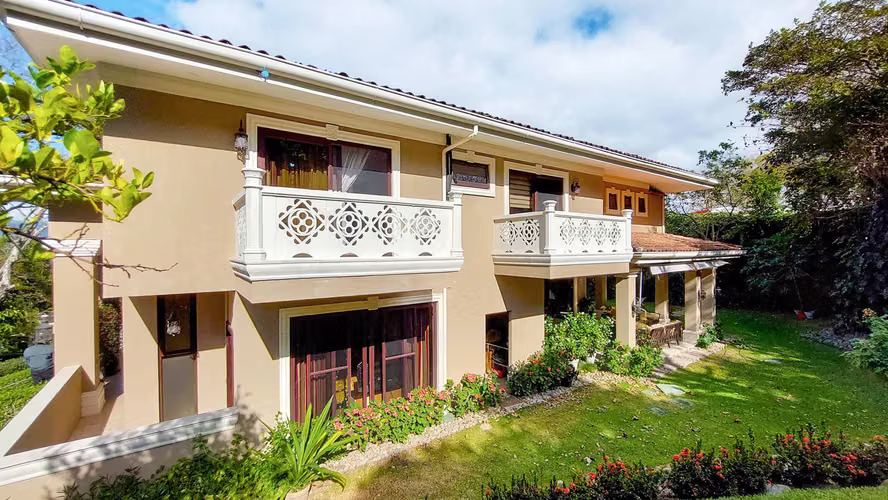 Venta de casa de lujo en Cerro Real, Escazú (FB)