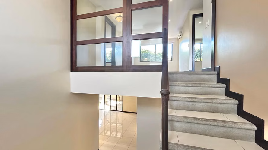 ALQUILER / VENTA AMPLIA CASA EN ESCAZÚ*
