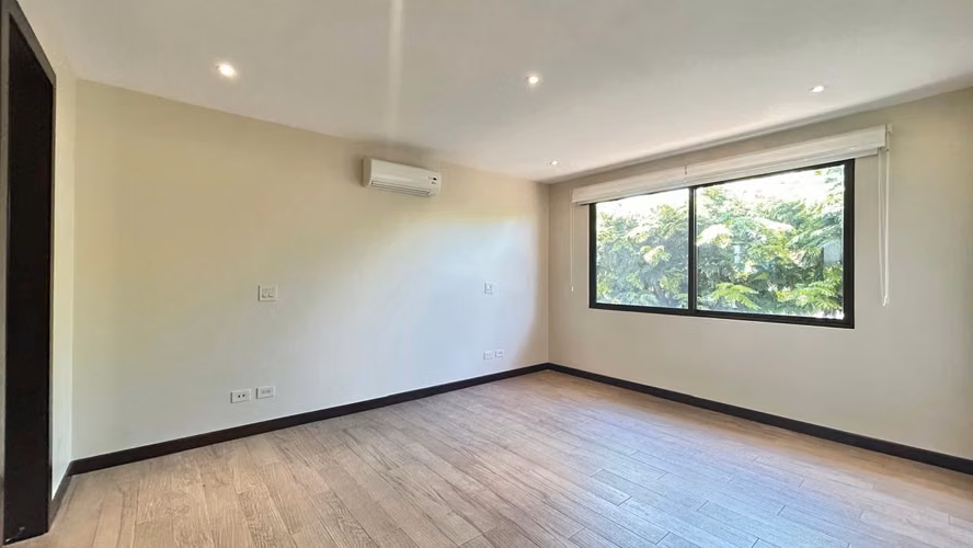 ALQUILER / VENTA AMPLIA CASA EN ESCAZÚ*