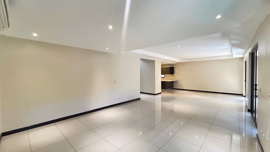 ALQUILER / VENTA AMPLIA CASA EN ESCAZÚ*