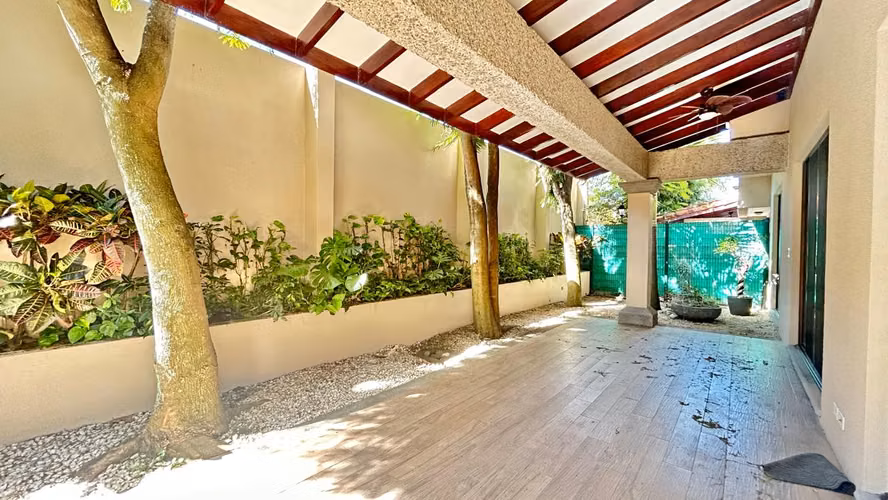 ALQUILER / VENTA AMPLIA CASA EN ESCAZÚ*