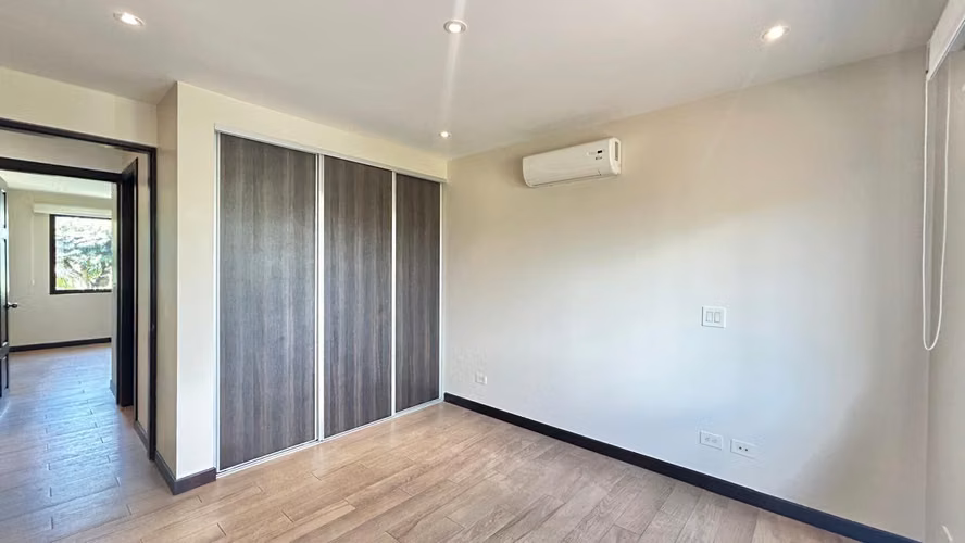 ALQUILER / VENTA AMPLIA CASA EN ESCAZÚ*