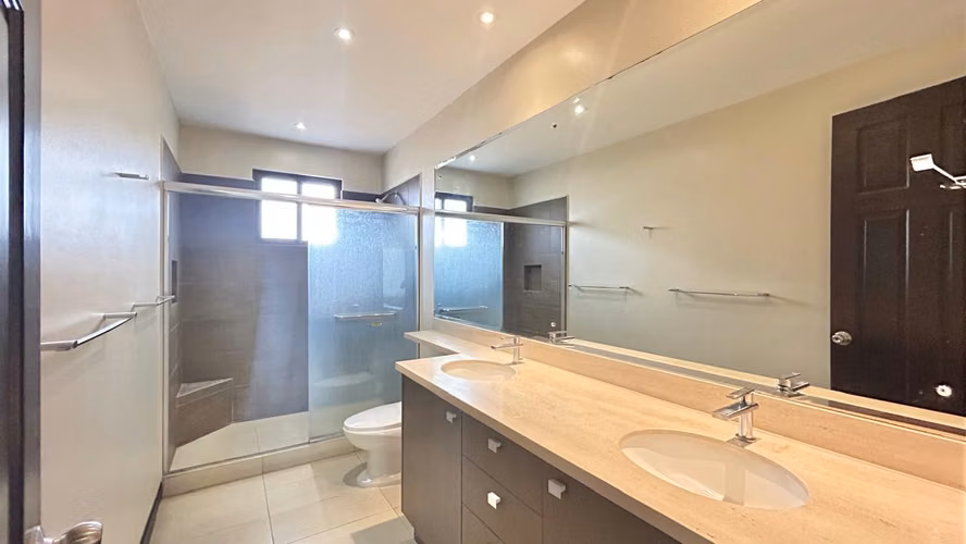 ALQUILER / VENTA AMPLIA CASA EN ESCAZÚ*