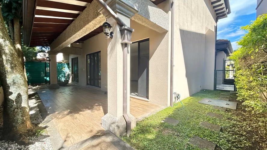 ALQUILER / VENTA AMPLIA CASA EN ESCAZÚ*