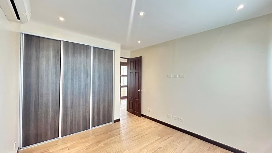ALQUILER / VENTA AMPLIA CASA EN ESCAZÚ*