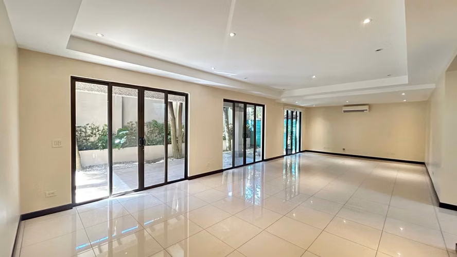 ALQUILER / VENTA AMPLIA CASA EN ESCAZÚ*