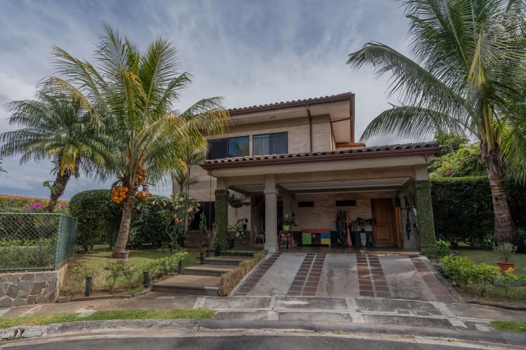 HOUSE FOR RENT IN PUERTA DE HIERRO GATED COMMUNITY, SANTA ANA*