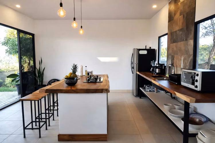 Propiedad con Piscina Privada y Vista al Valle – A 6 Minutos de Playa Hermosa | $425,000