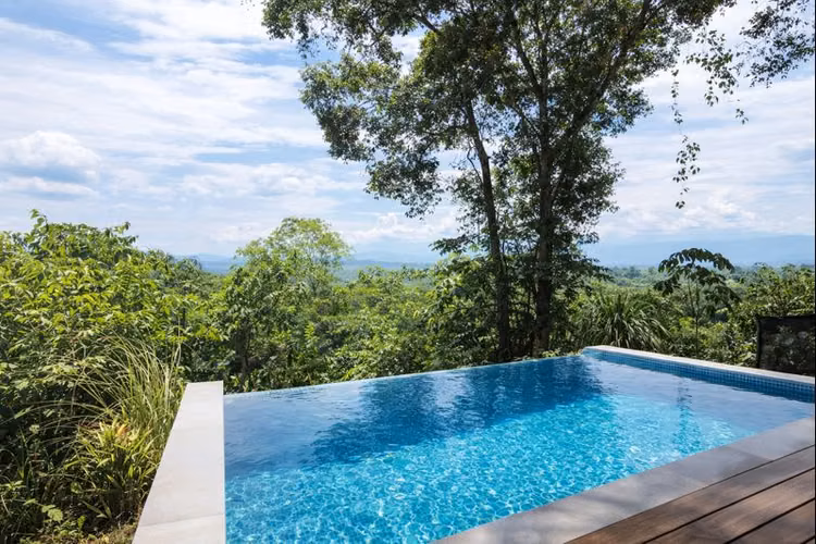 Propiedad con Piscina Privada y Vista al Valle – A 6 Minutos de Playa Hermosa | $425,000