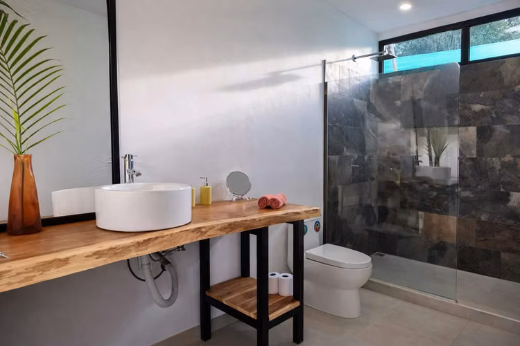 Propiedad con Piscina Privada y Vista al Valle – A 6 Minutos de Playa Hermosa | $425,000