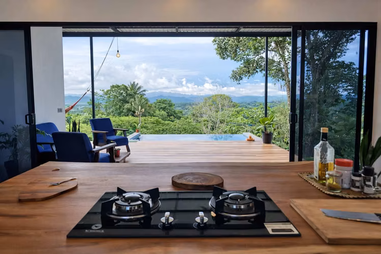 Propiedad con Piscina Privada y Vista al Valle – A 6 Minutos de Playa Hermosa | $425,000