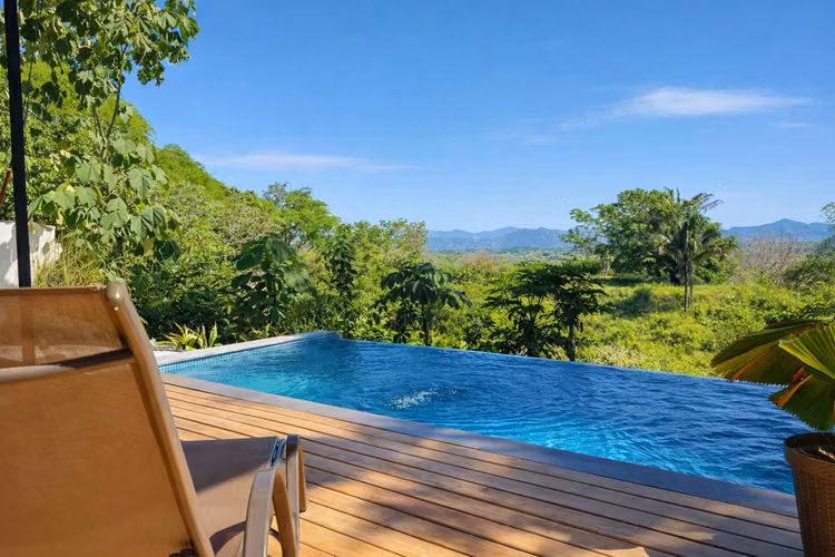 Propiedad con Piscina Privada y Vista al Valle – A 6 Minutos de Playa Hermosa | $425,000
