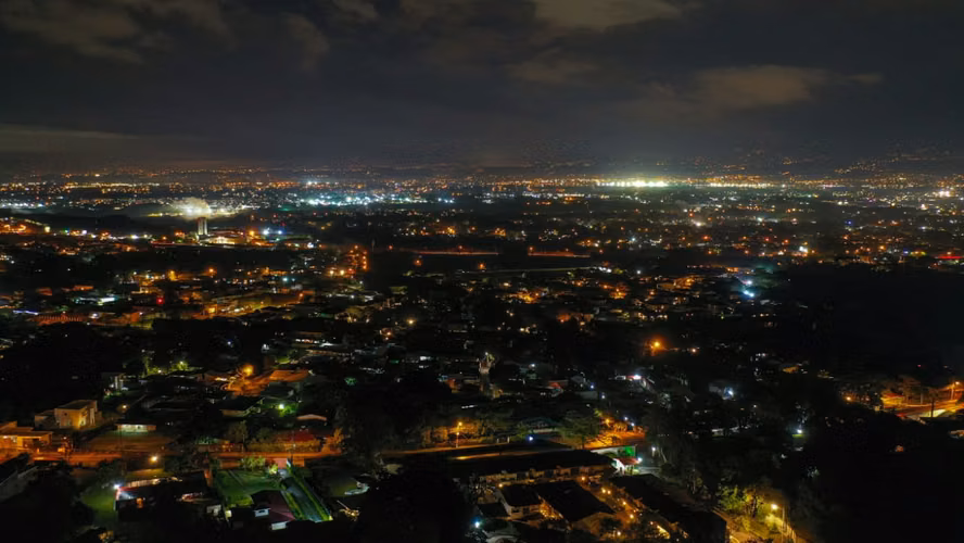 CASA DE LUJO EN SANTA ANA - ¡CON UNA VISTA ESPECTACULAR AL VALLE! - Imagen 17