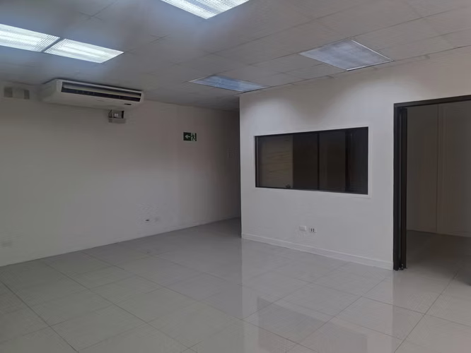 Alquilo oficina 160m2 en La Sabana con seguridad y parqueos.
