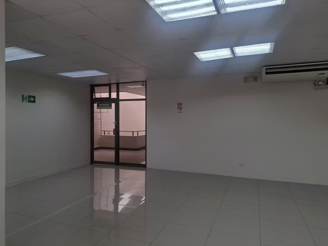 Alquilo oficina 160m2 en La Sabana con seguridad y parqueos.