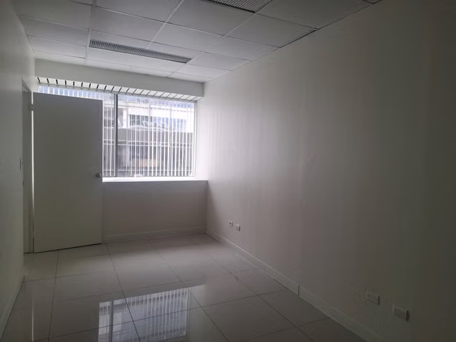 Alquilo oficina 160m2 en La Sabana con seguridad y parqueos.