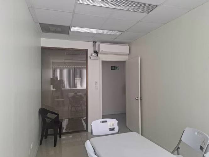Alquilo oficina 160m2 en La Sabana con seguridad y parqueos.