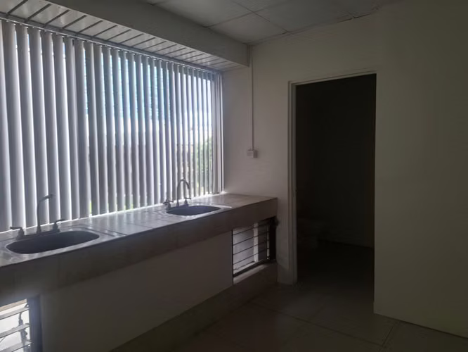 Alquilo oficina 160m2 en La Sabana con seguridad y parqueos.
