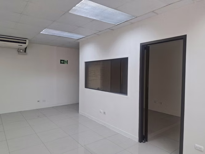 Alquilo oficina 160m2 en La Sabana con seguridad y parqueos.