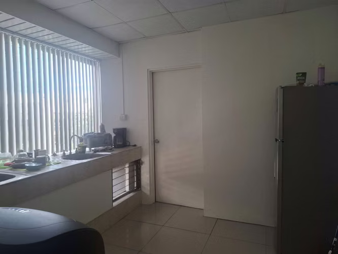 Alquilo oficina 160m2 en La Sabana con seguridad y parqueos.