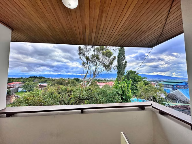 Venta de casa con jardín y arboles frutales, San Pablo. (FAU)