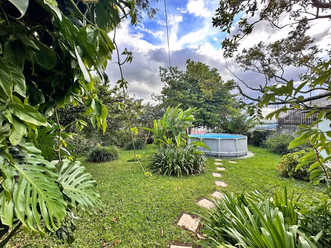 Venta de casa con jardín y arboles frutales, San Pablo. (FAU)