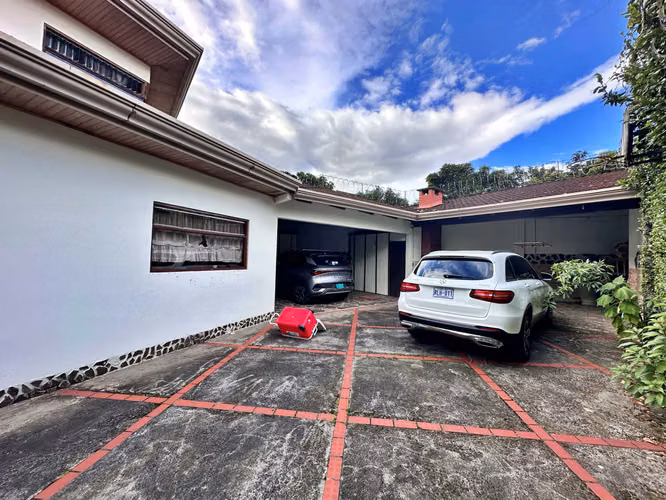 Venta de casa con jardín y arboles frutales, San Pablo. (FAU)
