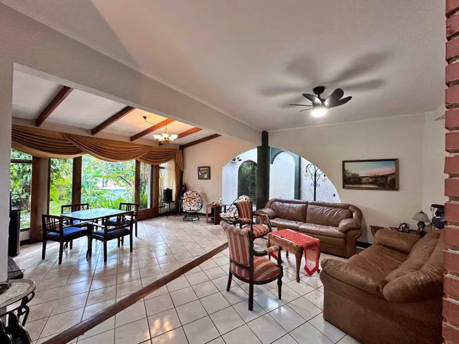 Venta de casa con jardín y arboles frutales, San Pablo. (FAU)