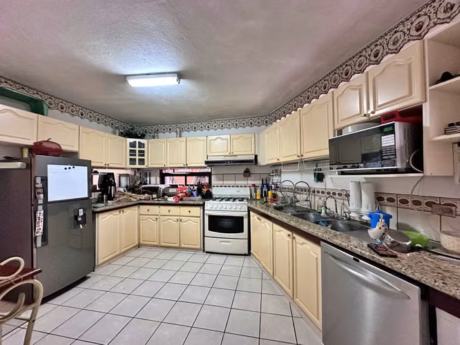 Venta de casa con jardín y arboles frutales, San Pablo. (FAU)