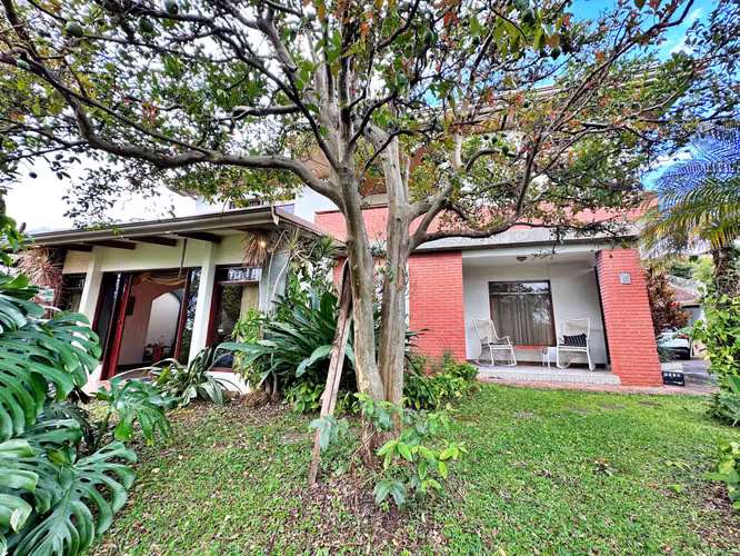 Venta de casa con jardín y arboles frutales, San Pablo. (FAU)