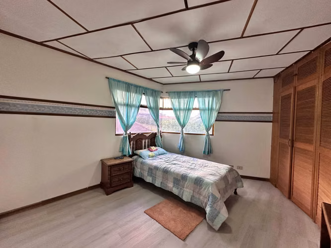 Venta de casa con jardín y arboles frutales, San Pablo. (FAU)