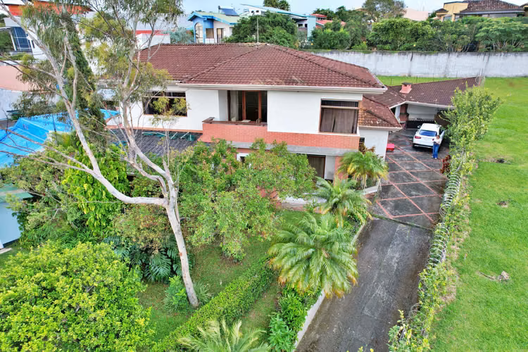 Venta de casa con jardín y arboles frutales, San Pablo. (FAU)