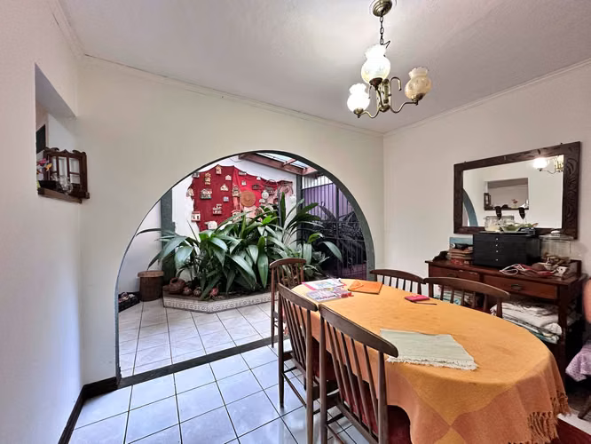 Venta de casa con jardín y arboles frutales, San Pablo. (FAU)