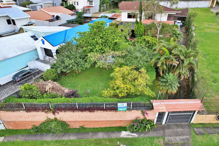 Venta de casa con jardín y arboles frutales, San Pablo. (FAU)