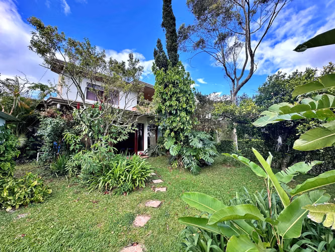 Venta de casa con jardín y arboles frutales, San Pablo. (FAU)
