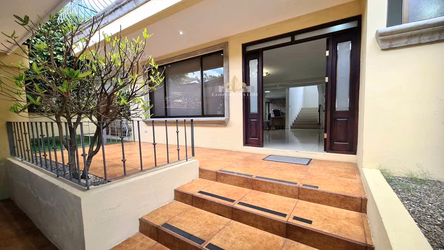 Se vende hermosa casa en condominio pequeño, remodelada en Guachipelin Norte de Escazú