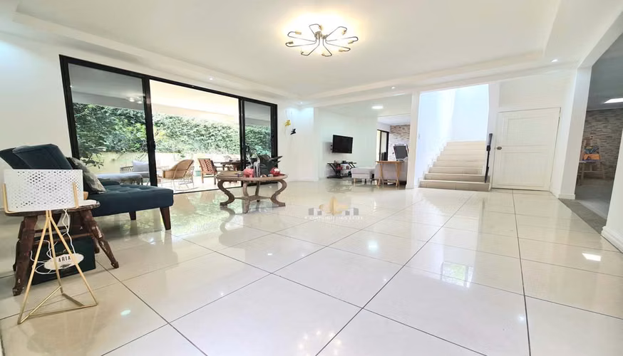 Se vende hermosa casa en condominio pequeño, remodelada en Guachipelin Norte de Escazú