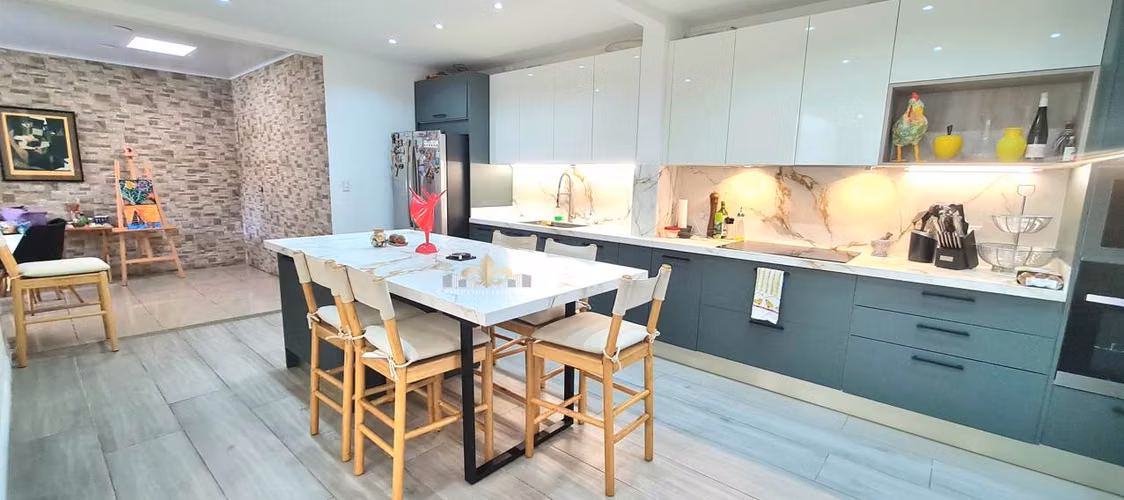 Se vende hermosa casa en condominio pequeño, remodelada en Guachipelin Norte de Escazú