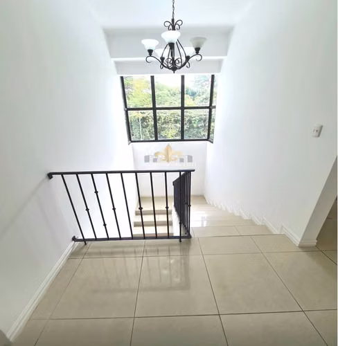 Se vende hermosa casa en condominio pequeño, remodelada en Guachipelin Norte de Escazú