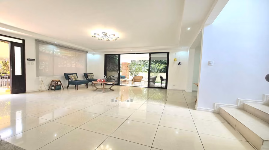 Se vende hermosa casa en condominio pequeño, remodelada en Guachipelin Norte de Escazú